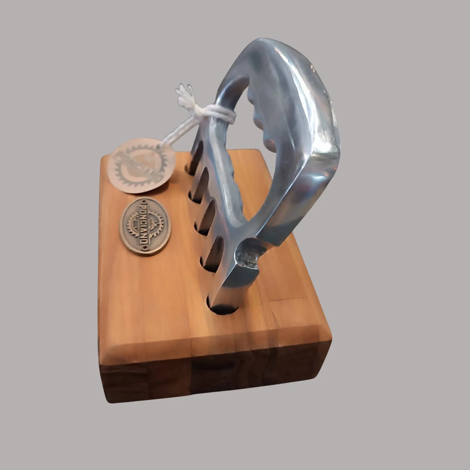 Garra de Urso em Alumínio com Base em Madeira