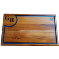 Tábua de churrasco estilo, iniciais personalizada, canaleta resinada, azul, pés de silicone, Teca, Ponciano.