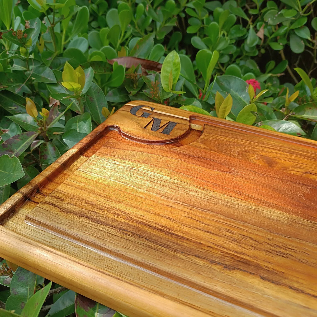Tábua de churrasco estilo, iniciais personalizada, canaleta resinada, pés de silicone, Teca, Ponciano.