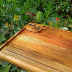 Tábua de churrasco estilo, iniciais personalizada, canaleta resinada, pés de silicone, Teca, Ponciano.