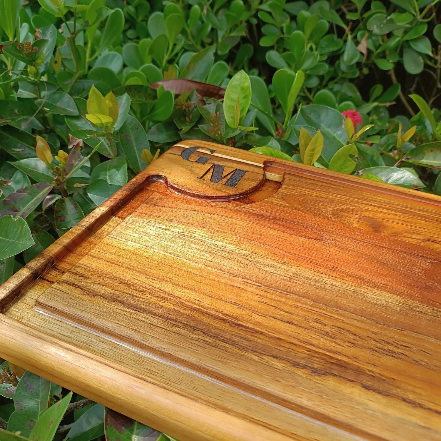 Tábua de churrasco estilo, iniciais personalizada, canaleta resinada, pés de silicone, Teca, Ponciano.