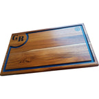 Tábua de churrasco estilo, perfil frontal, iniciais personalizada, canaleta resinada, pés de silicone, Teca, Ponciano.