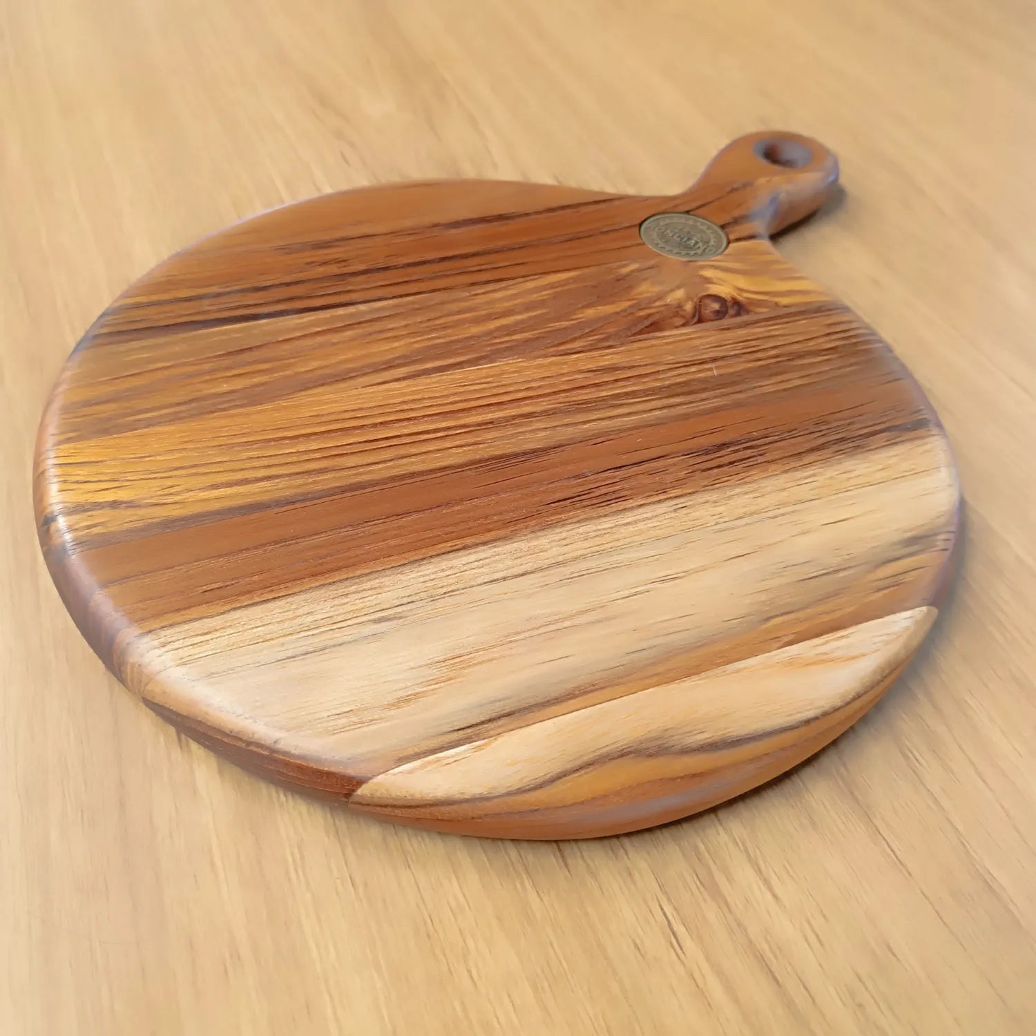 Tábua de Servir Áurea, cabo ergonômico, vista superior, Teca, Ponciano. 